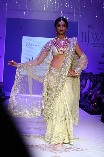 'इंडिया इंटरनेशनल ज्‍वेलरी वीक' में दीपिका | 'लफंगे परिन्‍दें'