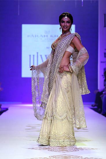 'इंडिया इंटरनेशनल ज्‍वेलरी वीक' में दीपिका | 'लफंगे परिन्‍दें'