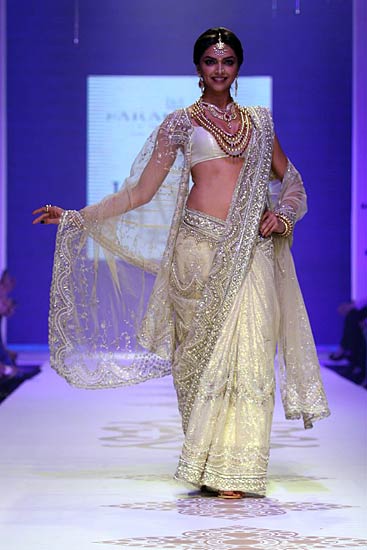 'इंडिया इंटरनेशनल ज्‍वेलरी वीक' में दीपिका | 'लफंगे परिन्‍दें'