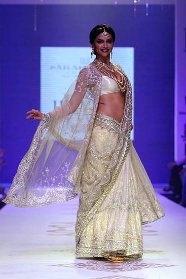 'इंडिया इंटरनेशनल ज्‍वेलरी वीक' में दीपिका | 'लफंगे परिन्‍दें'