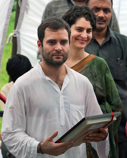 अपनी दादी इंदिरा के हेयर स्‍टाइल में दिखी प्रियंका गांधी