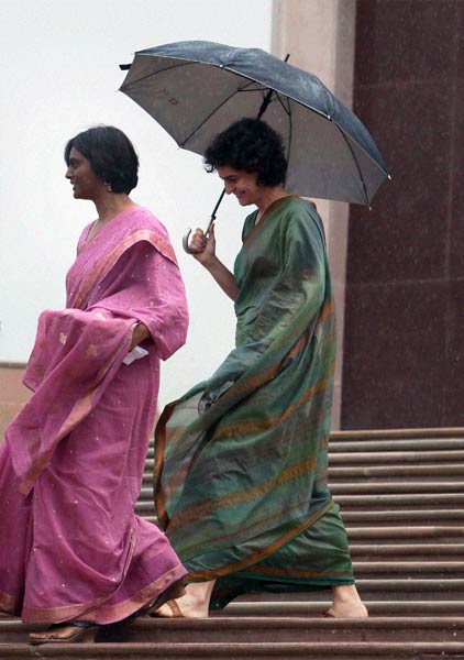 अपनी दादी इंदिरा के हेयर स्‍टाइल में दिखी प्रियंका गांधी