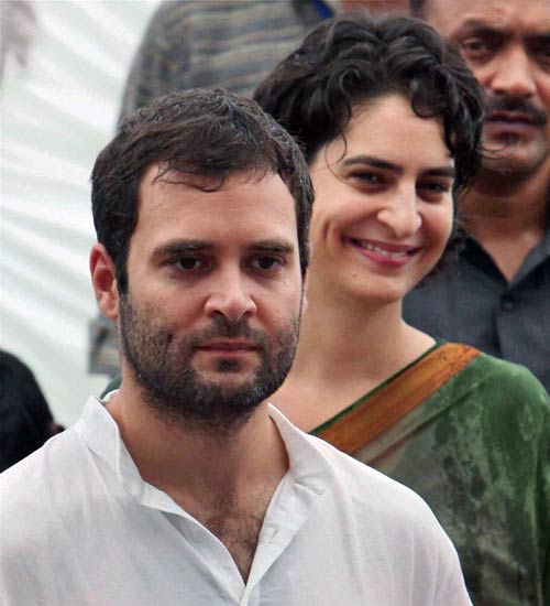 अपनी दादी इंदिरा के हेयर स्‍टाइल में दिखी प्रियंका गांधी