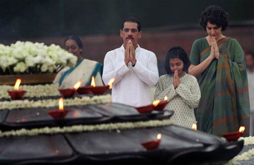 अपनी दादी इंदिरा के हेयर स्‍टाइल में दिखी प्रियंका गांधी