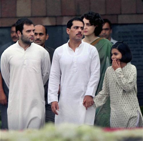 अपनी दादी इंदिरा के हेयर स्‍टाइल में दिखी प्रियंका गांधी