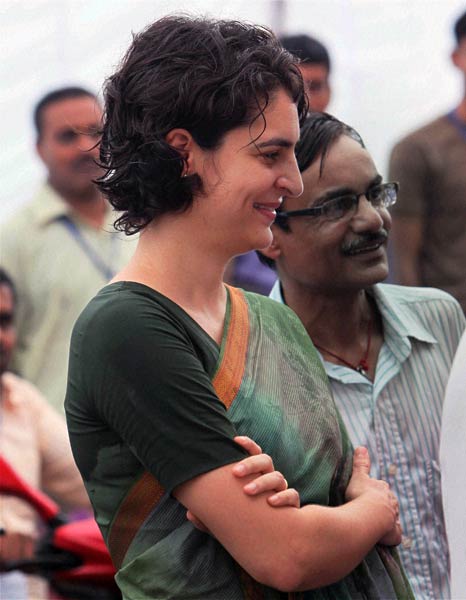 अपनी दादी इंदिरा के हेयर स्‍टाइल में दिखी प्रियंका गांधी