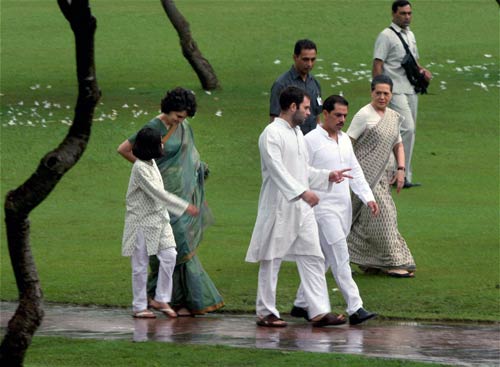 अपनी दादी इंदिरा के हेयर स्‍टाइल में दिखी प्रियंका गांधी