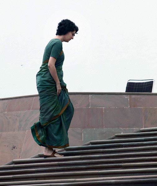 अपनी दादी इंदिरा के हेयर स्‍टाइल में दिखी प्रियंका गांधी