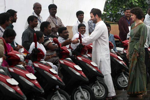 अपनी दादी इंदिरा के हेयर स्‍टाइल में दिखी प्रियंका गांधी