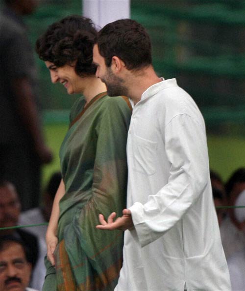 अपनी दादी इंदिरा के हेयर स्‍टाइल में दिखी प्रियंका गांधी