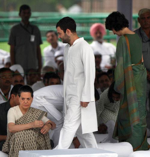 अपनी दादी इंदिरा के हेयर स्‍टाइल में दिखी प्रियंका गांधी