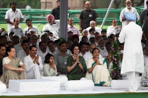 अपनी दादी इंदिरा के हेयर स्‍टाइल में दिखी प्रियंका गांधी