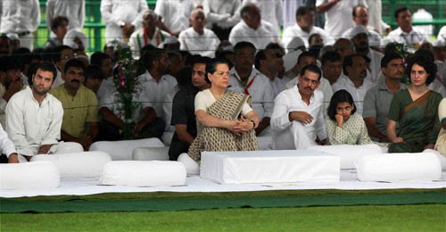 अपनी दादी इंदिरा के हेयर स्‍टाइल में दिखी प्रियंका गांधी