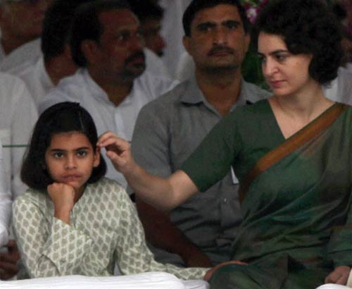 अपनी दादी इंदिरा के हेयर स्‍टाइल में दिखी प्रियंका गांधी