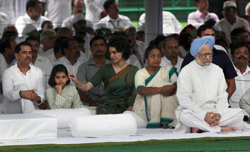 अपनी दादी इंदिरा के हेयर स्‍टाइल में दिखी प्रियंका गांधी