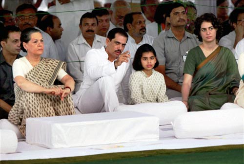 अपनी दादी इंदिरा के हेयर स्‍टाइल में दिखी प्रियंका गांधी