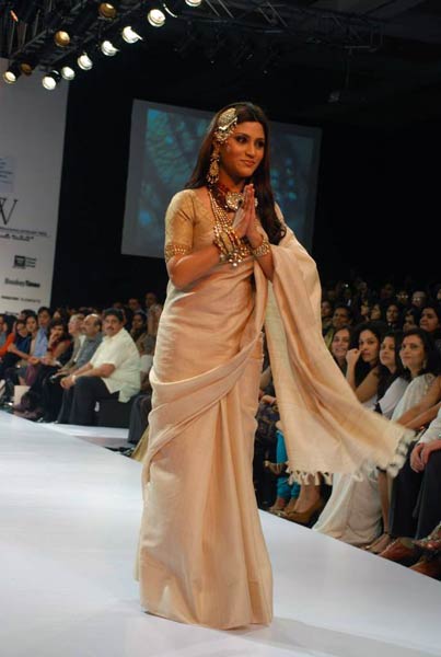 ज्वेलरी वीक में बॉलीवुड सितारे । बॉलीवुड व सेक्‍स‍