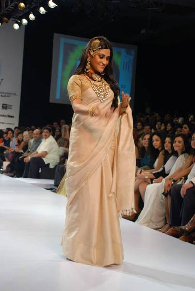 ज्वेलरी वीक में बॉलीवुड सितारे । बॉलीवुड व सेक्‍स‍