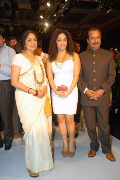 ज्वेलरी वीक में बॉलीवुड सितारे । बॉलीवुड व सेक्‍स‍