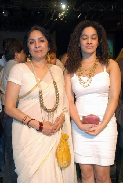 ज्वेलरी वीक में बॉलीवुड सितारे । बॉलीवुड व सेक्‍स‍