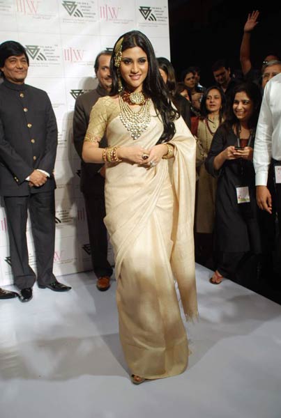 ज्वेलरी वीक में बॉलीवुड सितारे । बॉलीवुड व सेक्‍स‍