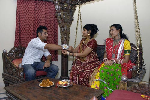 भाई-बहन के पवित्र रिश्‍ते का त्‍योहार रक्षाबंधन... | सबसे बड़ा त्‍योहार