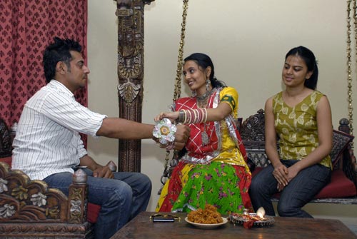 भाई-बहन के पवित्र रिश्‍ते का त्‍योहार रक्षाबंधन... | सबसे बड़ा त्‍योहार