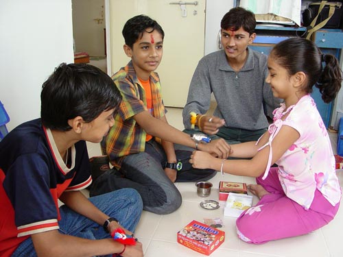 भाई-बहन के पवित्र रिश्‍ते का त्‍योहार रक्षाबंधन... | सबसे बड़ा त्‍योहार