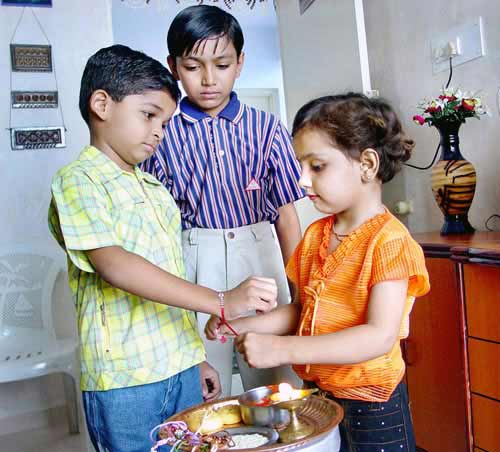 भाई-बहन के पवित्र रिश्‍ते का त्‍योहार रक्षाबंधन... | सबसे बड़ा त्‍योहार