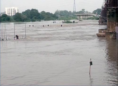 बारिश के कारण दरिया में तब्‍दील हुई राजधानी