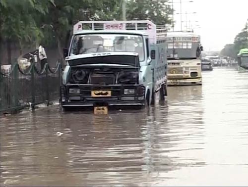 बारिश के कारण दरिया में तब्‍दील हुई राजधानी