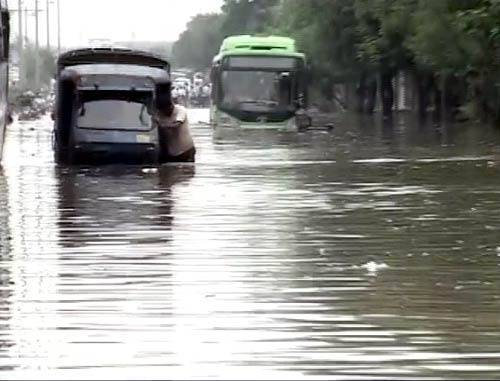 बारिश के कारण दरिया में तब्‍दील हुई राजधानी