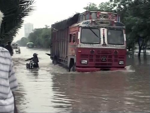 बारिश के कारण दरिया में तब्‍दील हुई राजधानी