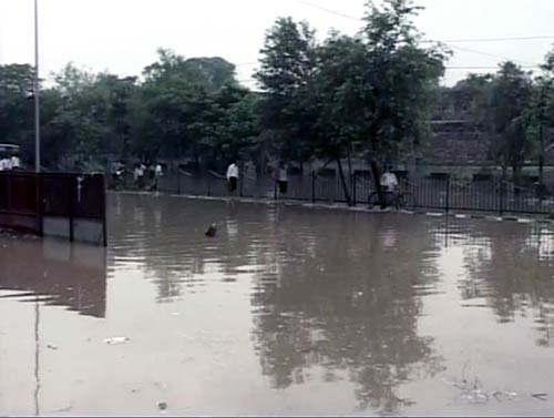 बारिश के कारण दरिया में तब्‍दील हुई राजधानी