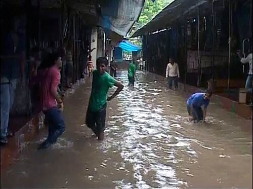 बारिश के कारण दरिया में तब्‍दील हुई राजधानी