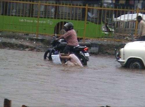 बारिश के कारण दरिया में तब्‍दील हुई राजधानी