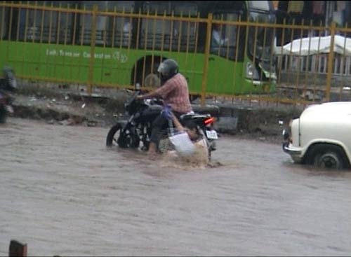 बारिश के कारण दरिया में तब्‍दील हुई राजधानी