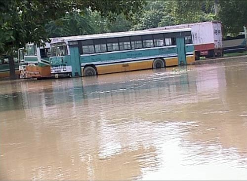 बारिश के कारण दरिया में तब्‍दील हुई राजधानी