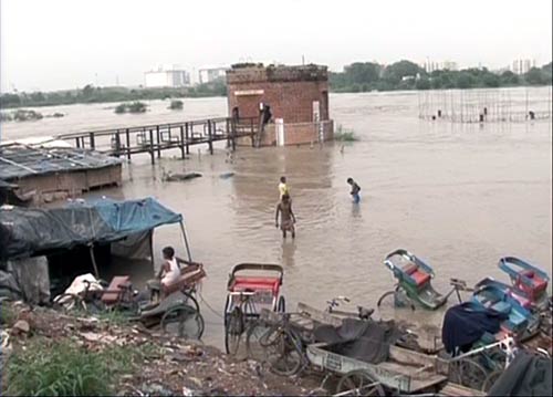 बारिश के कारण दरिया में तब्‍दील हुई राजधानी