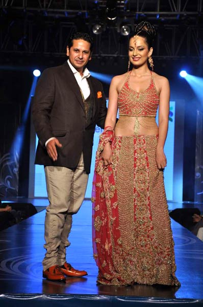 बॉलीवुड सुंदरियों ने किया रैंप पर वॉक | फोटो: हॉट बिपाशा