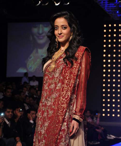 बॉलीवुड सुंदरियों ने किया रैंप पर वॉक | फोटो: हॉट बिपाशा