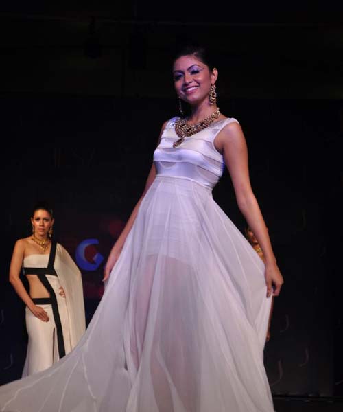 बॉलीवुड सुंदरियों ने किया रैंप पर वॉक | फोटो: हॉट बिपाशा