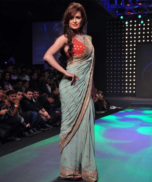 बॉलीवुड सुंदरियों ने किया रैंप पर वॉक | फोटो: हॉट बिपाशा
