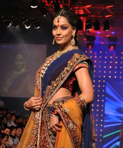 बॉलीवुड सुंदरियों ने किया रैंप पर वॉक | फोटो: हॉट बिपाशा