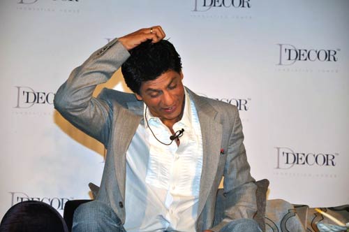 Happy Birthday किंग खान । रैंप पर गौरी संग शाहरुख