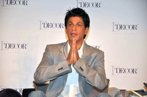 Happy Birthday किंग खान । रैंप पर गौरी संग शाहरुख