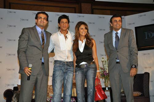 Happy Birthday किंग खान । रैंप पर गौरी संग शाहरुख