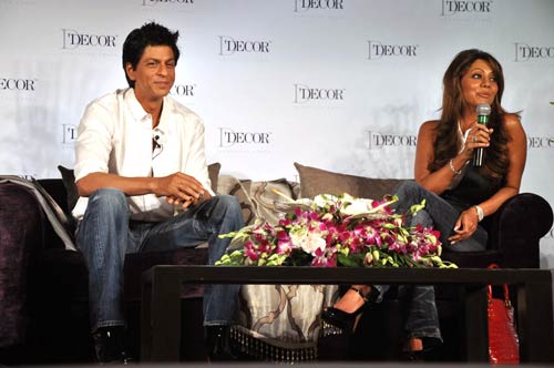 Happy Birthday किंग खान । रैंप पर गौरी संग शाहरुख