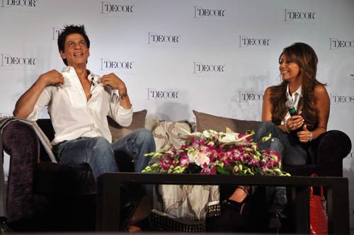 Happy Birthday किंग खान । रैंप पर गौरी संग शाहरुख