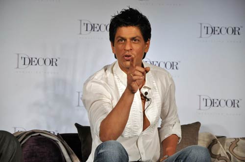 Happy Birthday किंग खान । रैंप पर गौरी संग शाहरुख